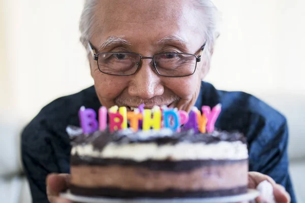 Retrato Velho Feliz Segurando Bolo Aniversário Chocolate Com Velas Coloridas — Fotografia de Stock