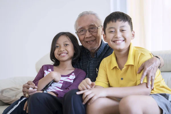 Retrato Homem Idoso Feliz Seus Netos Sorrindo Para Câmera Enquanto — Fotografia de Stock