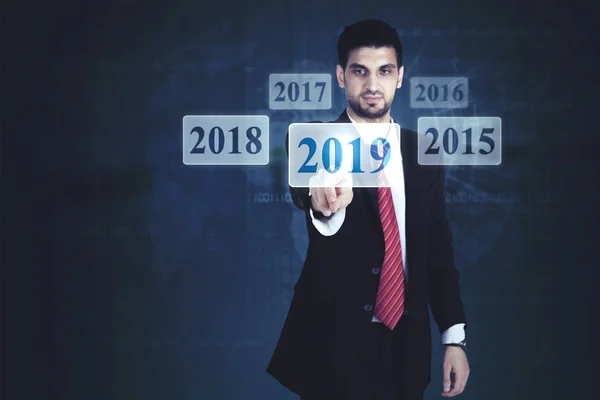 Imagem Empresário Italiano Pressionando Número 2019 Tela Virtual — Fotografia de Stock