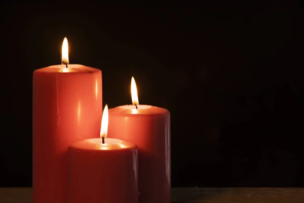 Imagen Tres Velas Encendidas Mesa Madera Con Fondo Oscuro — Foto de Stock