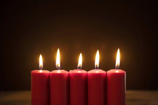 Close Van Vijf Rode Kaarsen Branden Bij Donkere Achtergrond Tafel — Stockfoto