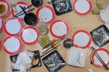 Kirli tabak ve tahta masada yemek yedikten sonra gözlük yüksek açılı görünüş