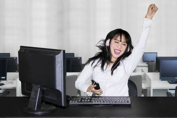 Mujer Negocios Alegre Escucha Música Con Teléfono Móvil Auriculares Mientras —  Fotos de Stock