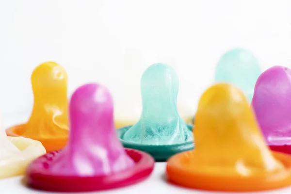 Close Preservativos Coloridos Sobre Mesa Isolados Sobre Fundo Branco — Fotografia de Stock
