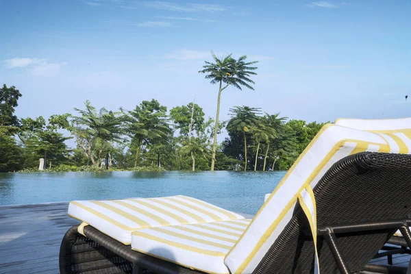 Fechar Espreguiçadeira Vazia Bela Piscina Sob Céu Azul — Fotografia de Stock