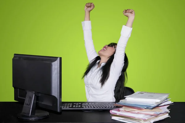 Upphetsad Affärskvinna Firar Framgångar Genom Att Lyfta Händerna Medan Arbetar — Stockfoto