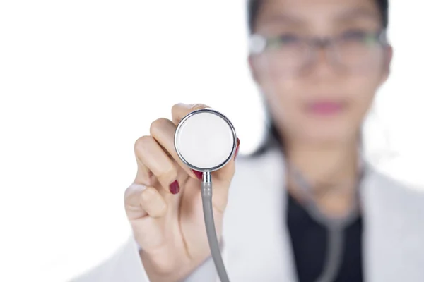 Bild Einer Ärztin Mit Einem Stethoskop Mit Unscharfem Hintergrund Isoliert — Stockfoto