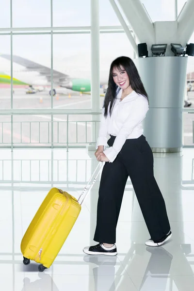 Havaalanı Terminal Yürürken Bir Bagaj Iterek Bir Mutlu Kadın Portresi — Stok fotoğraf