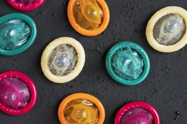 Vista Superior Muitos Preservativos Com Colorido Sobre Mesa Preta — Fotografia de Stock