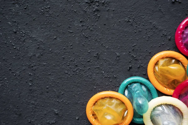 Hochwinkelaufnahme Vieler Kondome Mit Kopierraum Auf Dem Schwarzen Tisch — Stockfoto