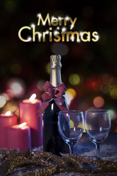 闪闪发亮的圣诞文本与香槟瓶和燃烧的蜡烛在桌子上的形象 — 图库照片