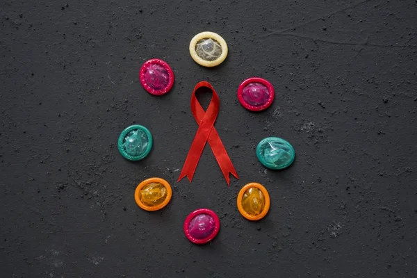 Vista Superior Uma Fita Vermelha Com Preservativos Coloridos Forma Círculo — Fotografia de Stock