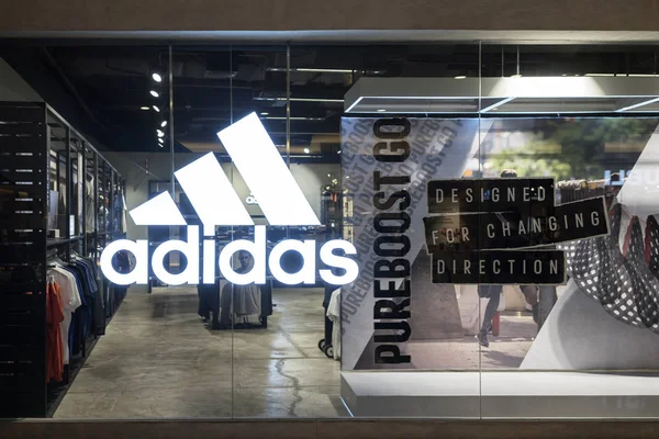 Jakarta Indonesia Octubre 2018 Ven Compradores Una Tienda Adidas Yakarta — Foto de Stock