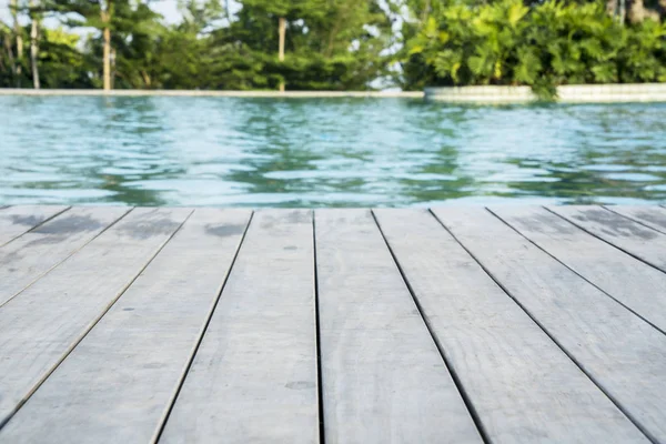 Foto Van Lege Zwembad Met Houten Terras Bij Het Zwembad — Stockfoto