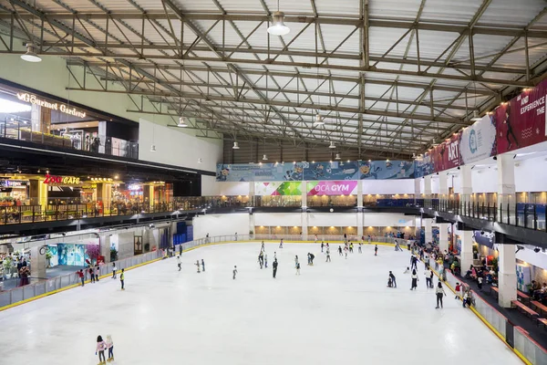 Jakarta Indonesia October 2018 Tourists Playing Ice Skating Modern Mall — Stock Photo, Image