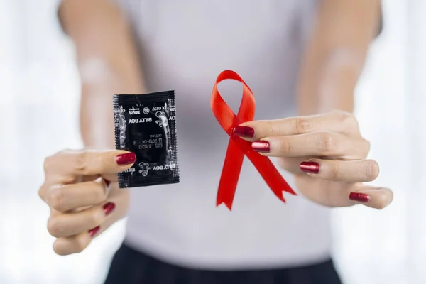 Jakarta Indonésia Outubro 2018 Jovem Segurando Preservativo Fita Vermelha Jacarta — Fotografia de Stock