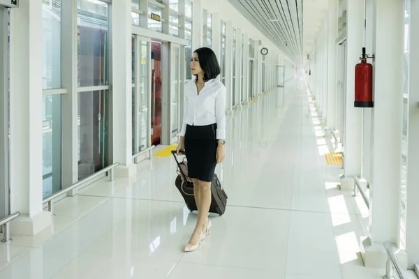 Asiatiska Affärskvinna Bär Ett Bagage Medan Promenader Train Station Korridoren — Stockfoto