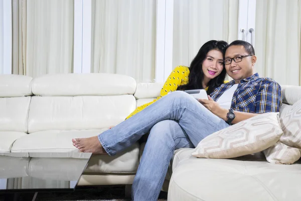 Asiatisches Paar Lächelt Die Kamera Während Ein Digitales Tablet Benutzt — Stockfoto