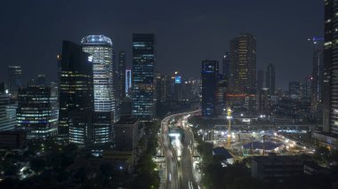 Jakarta - Endonezya. 23 Ekim 2018: Downtown Jakarta gökdelenler ve gece karayolu ile 