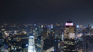 Jakarta - Endonezya. 22 Ekim 2018: Jakarta, Endonezya gece parlayan gökdelenlerin hava hyperlapse