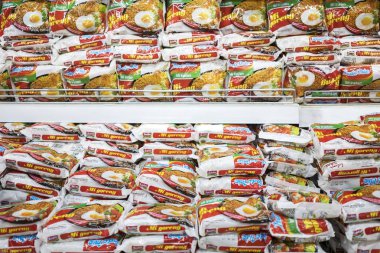 Jakarta, Endonezya - 25 Ekim 2018: ekran satmak için süpermarkette Paketli Indomie anlık erişte