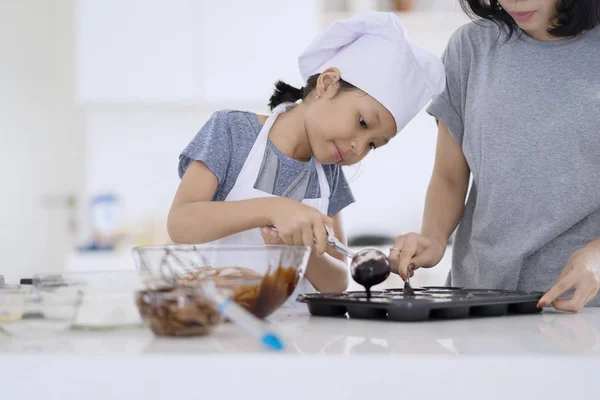 Retrato Linda Niña Madre Preparando Masa Chocolate Molde Para Hacer — Foto de Stock