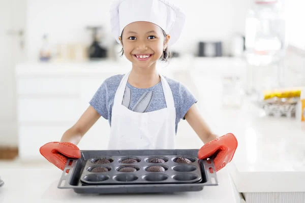 Menina Bonita Mostrando Biscoitos Cozidos Quentes Molde Cozinha Casa — Fotografia de Stock