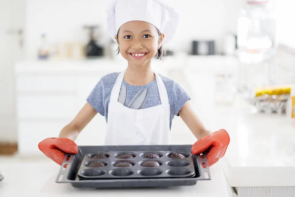 Vacker Liten Flicka Visar Heta Bakade Cookies Mögel Köket Hemma — Stockfoto