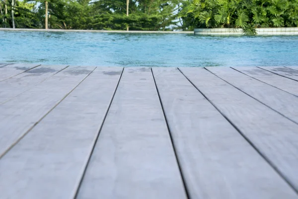 Zbliżenie Drewniane Podłogi Basen Tropical Resort Drzew Tropikalnych Tło — Zdjęcie stockowe