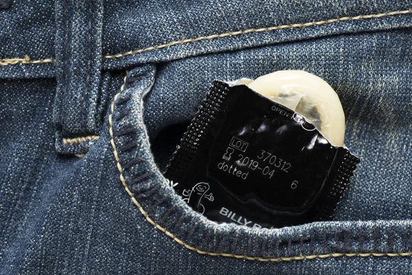 Jakarta Indonésia Outubro 2018 Fechar Embalagem Preservativo Aberto Bolso Jeans — Fotografia de Stock