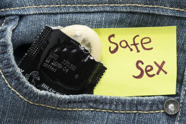 雅加达 印度尼西亚 2018年10月23日 关闭安全性文本在纸钞与避孕套在牛仔裤的口袋里 — 图库照片
