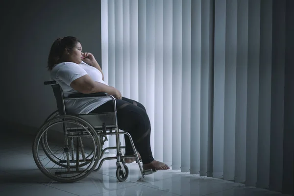 Engelli Şişman Kadın Resim Pencere Kenarındaki Tekerlekli Sandalyede Otururken Dalgın — Stok fotoğraf