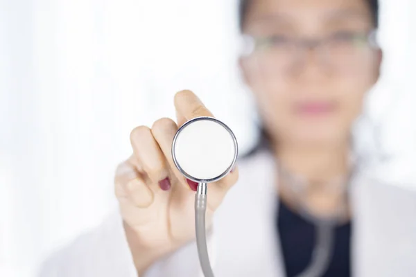 Médecine Avec Stéthoscope Sur Main Studio Isolée Sur Fond Blanc — Photo