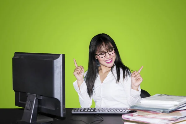 Imagen Mujer Negocios Asiática Feliz Después Hacer Exceso Trabajo Mientras —  Fotos de Stock