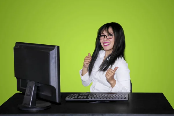 Immagine Donna Affari Felice Che Pollici Mentre Lavora Con Computer — Foto Stock