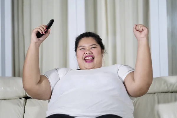 Bild Einer Fettleibigen Frau Die Mit Glücklichem Gesichtsausdruck Fernsieht Während — Stockfoto