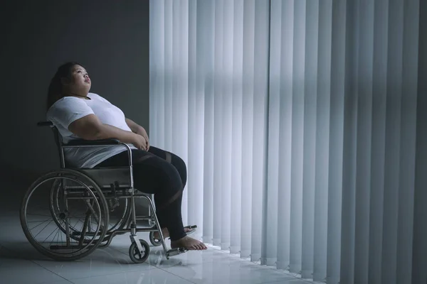 Yalnız Obez Kadın Resim Pencere Kenarındaki Tekerlekli Sandalyede Otururken Dalgın — Stok fotoğraf