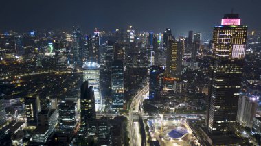 Jakarta - Endonezya. 22 Ekim 2018: Gece görünümünü yol kavşak ve ofis binaları ile parlayan ışıklar şehirde Jakarta, Endonezya