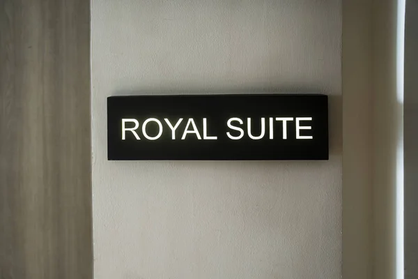 Close Van Uithangbord Met Royal Suite Word Een Muur Schot — Stockfoto