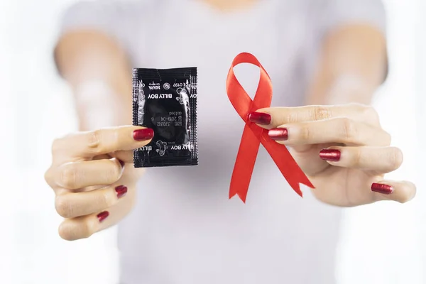 Jakarta Indonesien Oktober 2018 Kvinna Händer Visar Billy Boy Kondom — Stockfoto