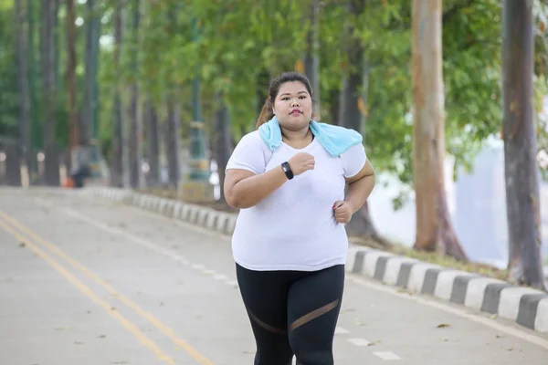 Imagen Mujer Obesa Asiática Usando Ropa Deportiva Mientras Corre Por — Foto de Stock