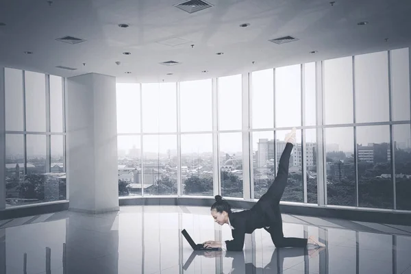 Foto Hermosa Bailarina Usando Traje Mientras Trabaja Con Ordenador Portátil —  Fotos de Stock