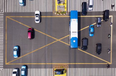 Jakarta - Endonezya. 10 Ekim 2018: Karayolu Jakarta City üzerinde kalabalık araçların üstten görünüm