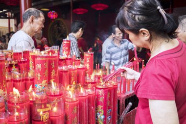 Jakarta - Endonezya. 01 Kasım 2018: Çin yeni yılı kutlama Vihara Dharma Bhakti, Glodok, Jakarta dua etmek için yanan tütsü sopa hayranları