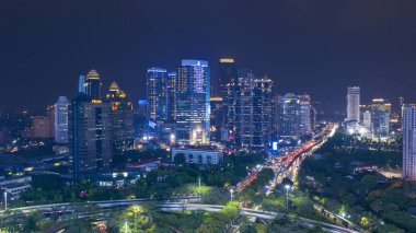 Jakarta - Endonezya. 01 Kasım 2018: Ofis binası ile gece ışık Jakarta City hava görünümünü