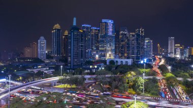 Jakarta - Endonezya. 01 Kasım 2018: Jakarta Şehir içinde gece zaman gökdelenler ile Semanggi Köprüsü'nün havadan görünümü