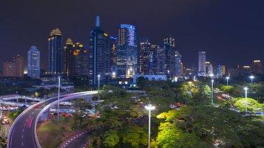 Jakarta - Endonezya. 01 Kasım 2018: Gece vakti Semanggi köprüsünde Jakarta City ile gökdelenlerin güzel sahne