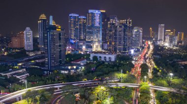 Jakarta - Endonezya. 01 Kasım 2018: Gökdelenin trafik ile havadan görünümü reçel yolda gece anda Jakarta şehirde