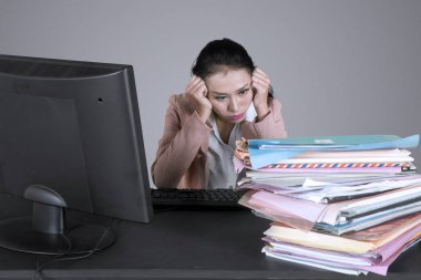 Resmi belgeler yığını stresli bir ifadeyle arıyorum Genç iş kadını