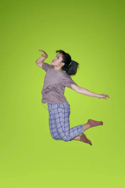 Dançarina Feminina Casual Pulando Estúdio Com Fundo Tela Verde — Fotografia de Stock